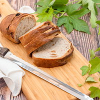 木製まな板の上に均等にスライスした朝食用パンの写真