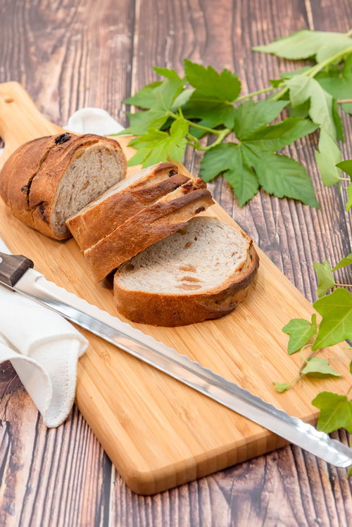 木製まな板の上に均等にスライスした朝食用パン