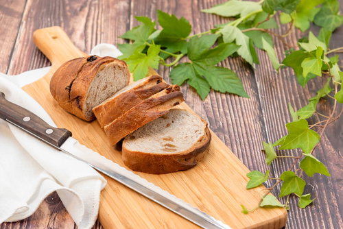 カッティングボード上のスライスパンとパン切り包丁