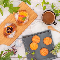 木製まな板に並ぶフルーツデニッシュとガレットブルトンヌの朝食の写真