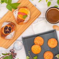 木製カッティングボードに並ぶフルーツデニッシュとガレットブルトンヌを俯瞰撮影の写真