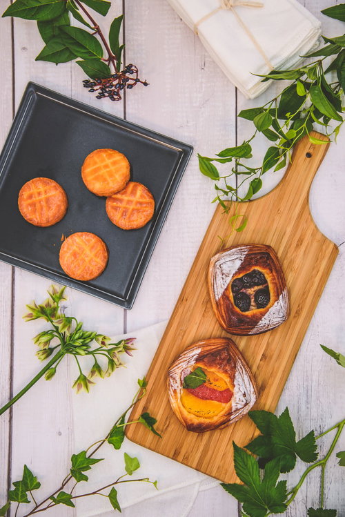 カッティングボードに置かれたフルーツデニッシュとガレットブルトンヌ