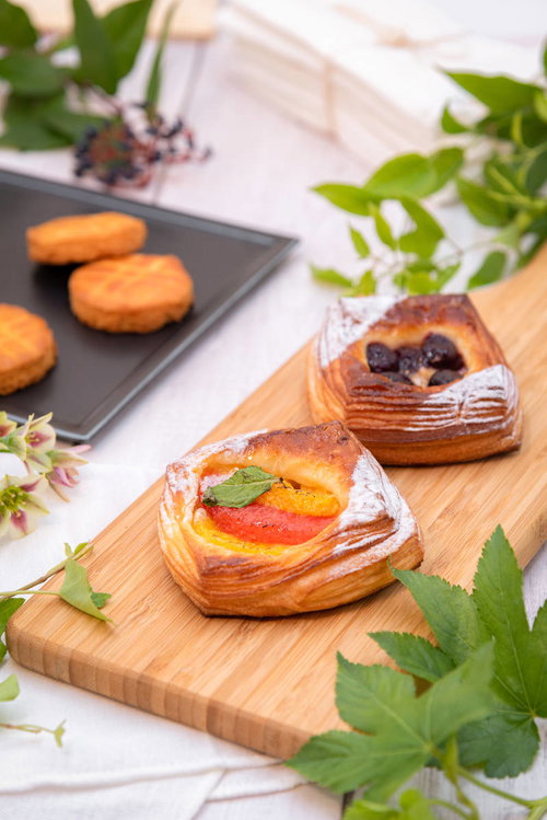 カッティングボードに置かれたフルーツデニッシュ