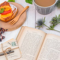 読書中に食すフルーツデニッシュとコーヒーの写真