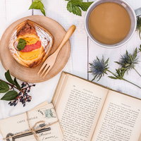 読書の合間に出されたフルーツデニッシュとコーヒーの写真