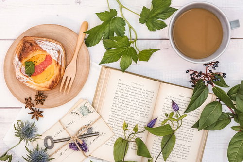 植物で彩るフルーツデニッシュと洋書のティータイム