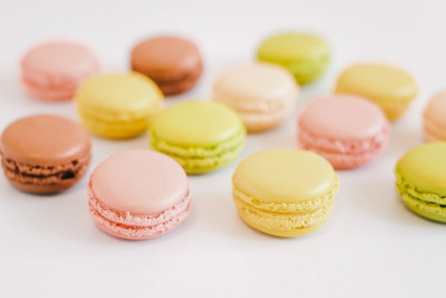 ピンク、イエロー、グリーンなど色とりどりに並べた洋菓子マカロン