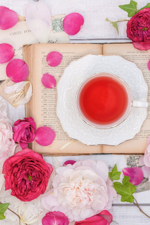 俯瞰したローズティーと散らばる薔薇の花弁