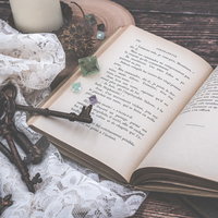 古びた洋書と鍵の束、白いレースで飾る読書のある暮らしの写真