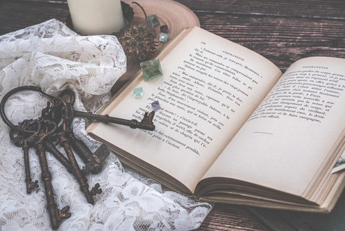 古びた洋書と鍵の束、白いレースで飾る読書のある暮らし