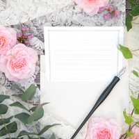 ピンクのバラと万年筆のメッセージカード、手紙の写真