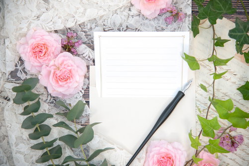 ピンクのバラと万年筆のメッセージカード、手紙