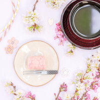 春の和菓子、桜舞う季節の練り切りと抹茶のおもてなしの世界の写真