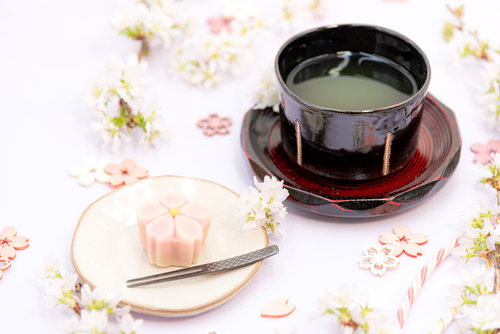 桜の花の形をした練り切りの和菓子と抹茶の緑茶