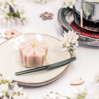 桜モチーフの練り切りと抹茶茶で彩る和のティータイムの写真