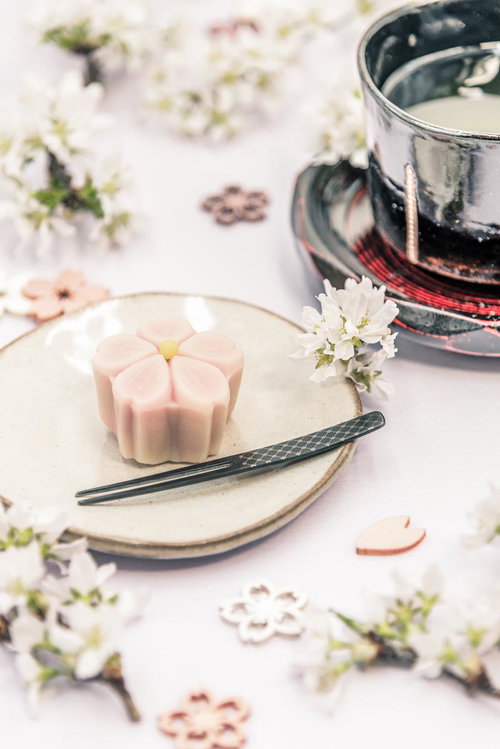 桜モチーフの練り切りと抹茶茶で彩る和のティータイム