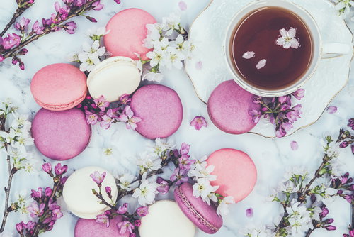 ピンクと白のマカロンとコーヒーカップ、花のテーブルコーディネート