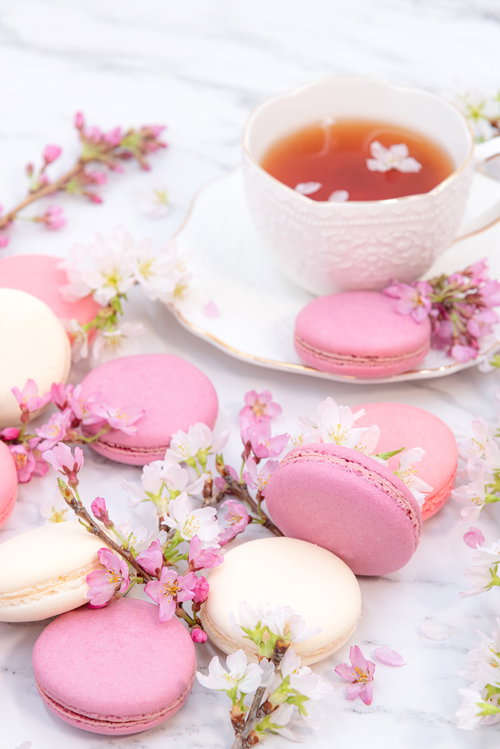 ピンクと白のマカロンと紅茶のティータイム
