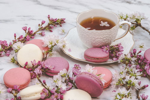 春の桜とマカロン、紅茶のティータイムセット