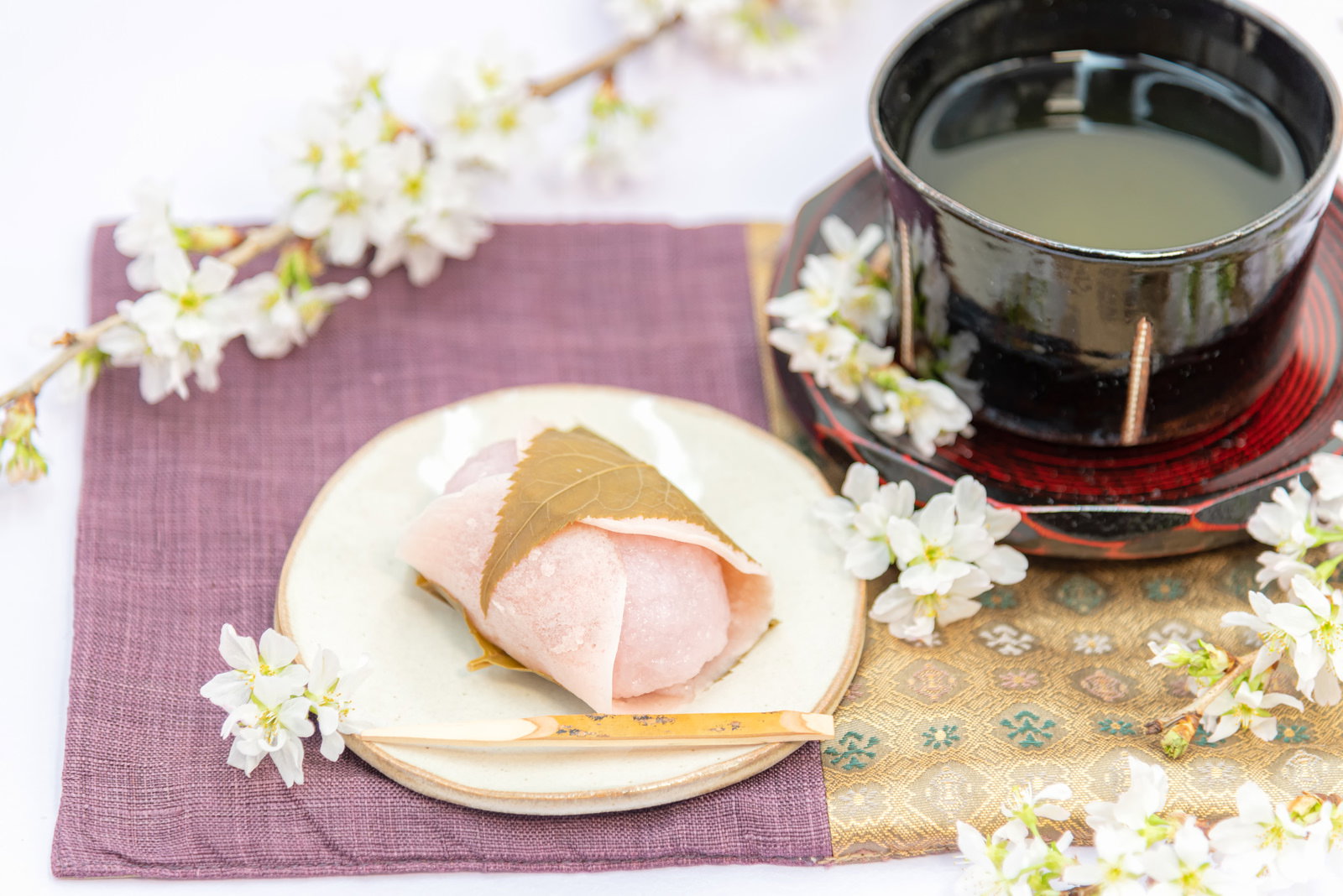 キメラ桜餅と緑茶のテーブルフォト