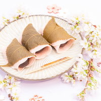 関東風桜餅三連、白い皿に並んだ春の和菓子の写真