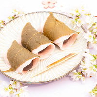 関東風の桜餅を白い皿に並べた春の和菓子、季節感あふれる上品な一皿の写真