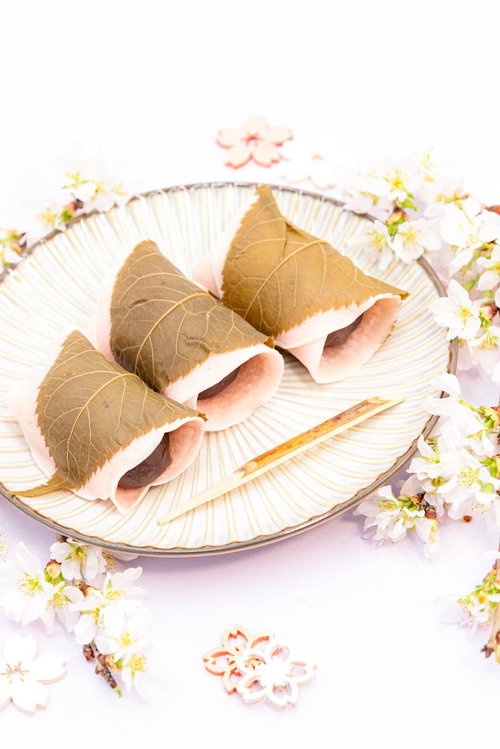関東風の桜餅を白い皿に並べた春の和菓子、季節感あふれる上品な一皿