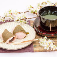 関東・関西風桜もちと抹茶のティータイム、春の和菓子セットの写真