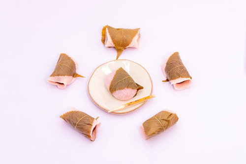 関西風桜もちを取り囲む関東勢の和菓子、春の季節