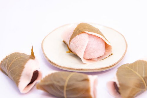 関東風と関西風の桜もち食べ比べ、白い皿に盛り付け