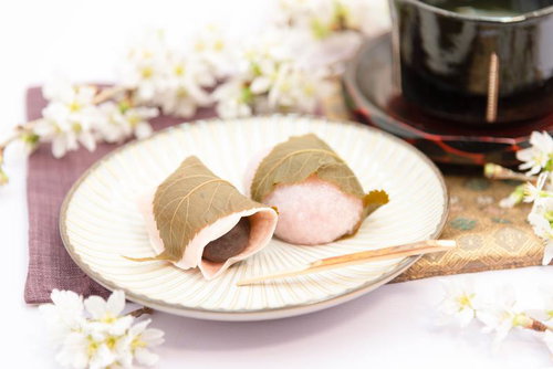 桜の花とさくらもち、緑茶でおもてなしする和菓子の時間