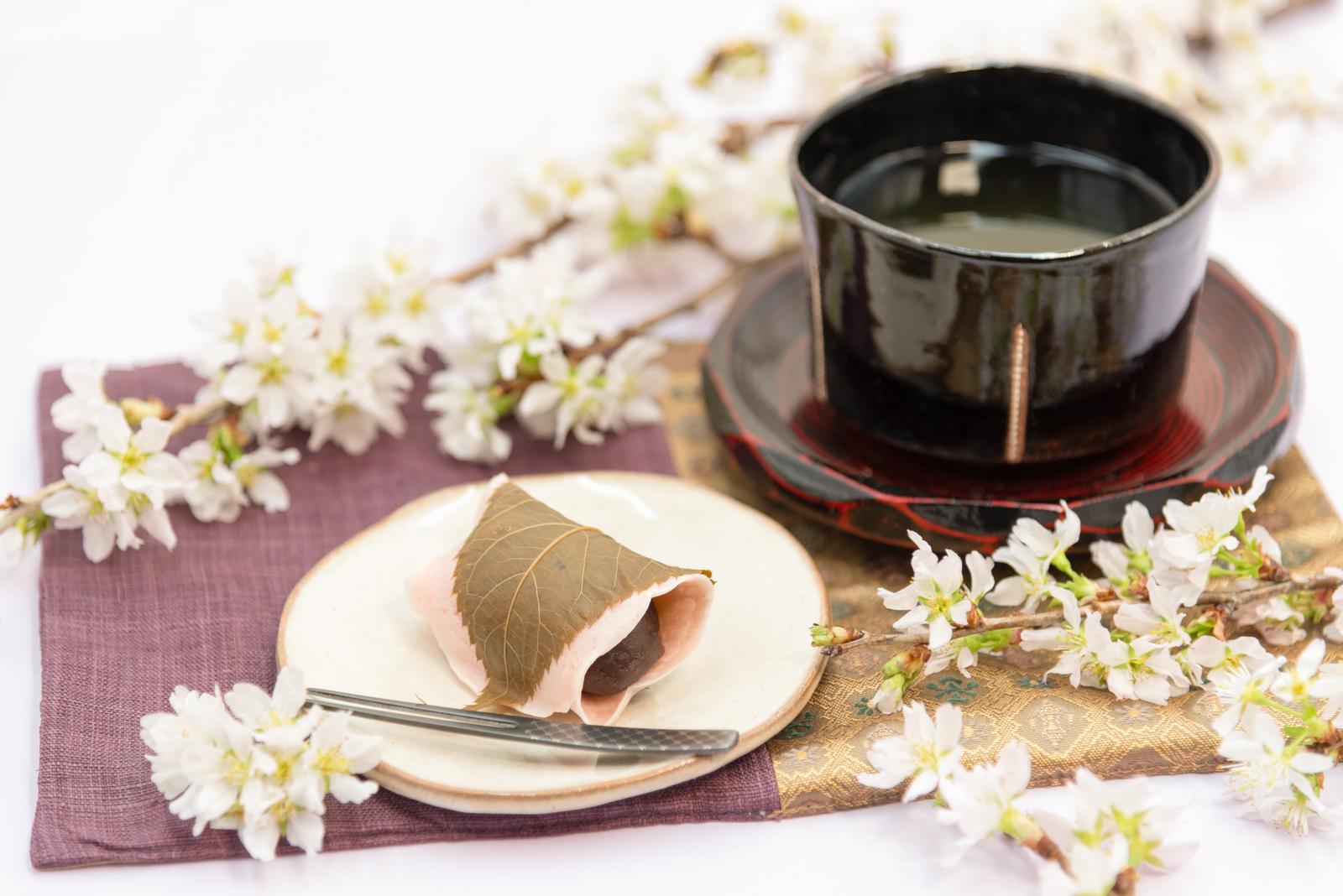 関東風の桜餅と緑茶で飾る春の写真素材 - フリー素材ぱくたそ