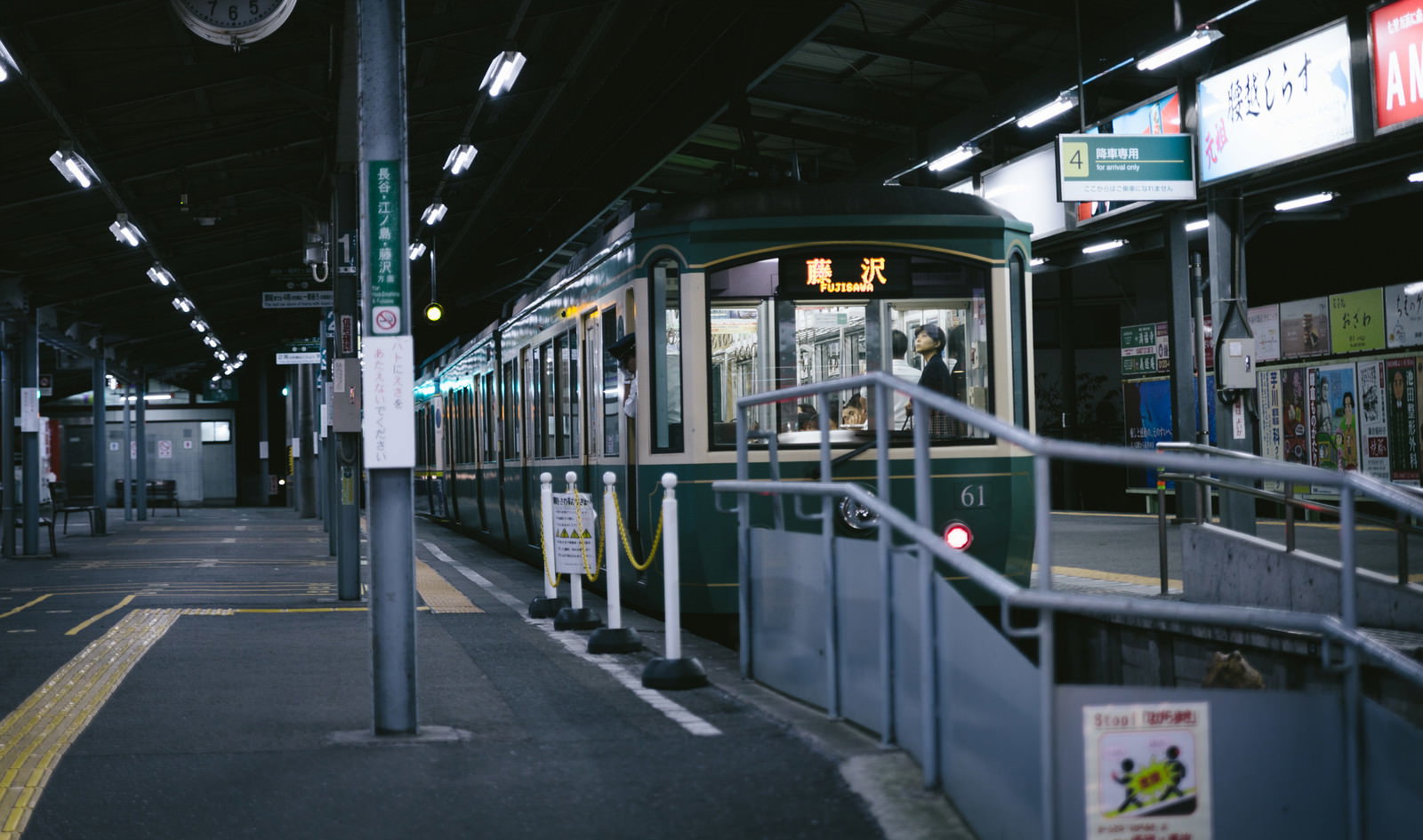 夜のホームに停車する藤沢行き江ノ電