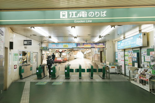江ノ電藤沢駅のりば改札前の風景と乗客の流れ