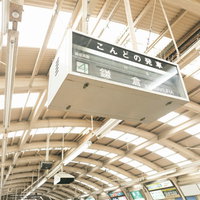 こんどの発車「鎌倉」江ノ電ホームの案内板の写真