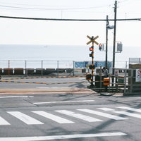 【聖地巡礼】鎌倉高校前駅の踏切で撮影する台湾人観光客たちの写真