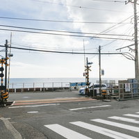 アニメのOPで有名になった鎌倉高校前駅の踏切と海の写真