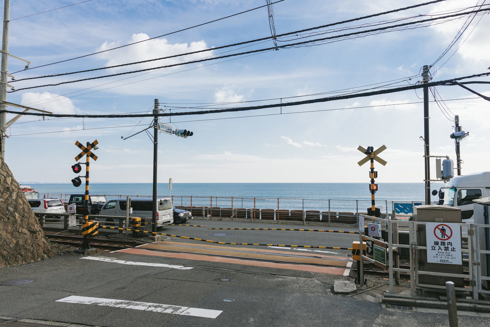 鎌倉高校前駅の踏切と奥に広がる海