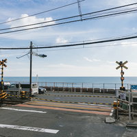 君が好きだと叫びたくなる鎌倉高校前駅の踏切の写真