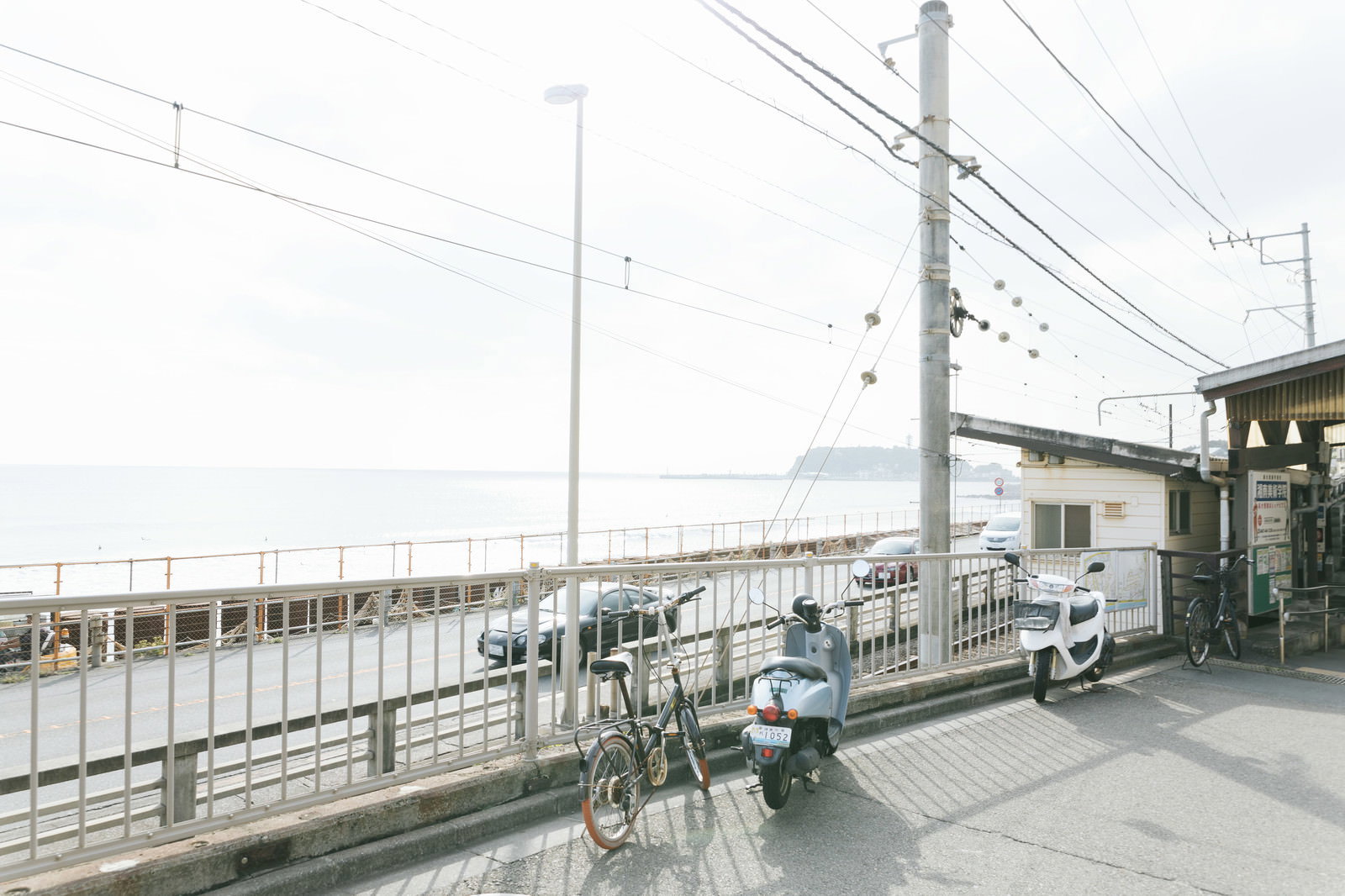 鎌倉高校前駅近くの海沿い。フェンス越しに江ノ島の海が広がる