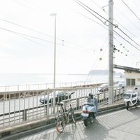 鎌倉高校前駅の江ノ電沿線から見える江ノ島の海と駅周辺の写真