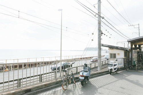 鎌倉高校前駅の江ノ電沿線から見える江ノ島の海と駅周辺