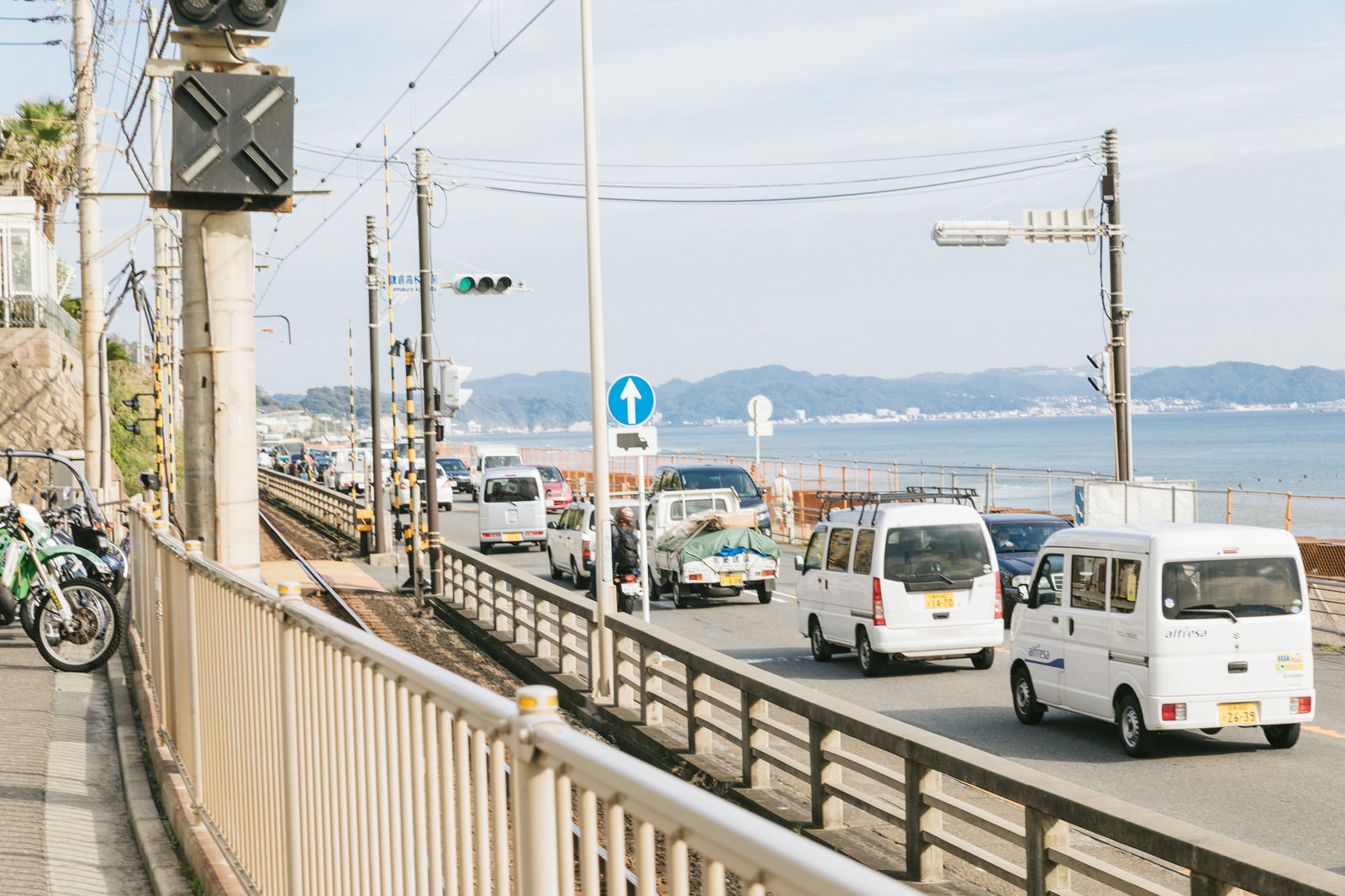 鎌倉高校前駅近くの踏切で渋滞する海岸沿いの道路