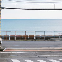江ノ島の海が広がる鎌倉高校前駅の踏切の風景の写真