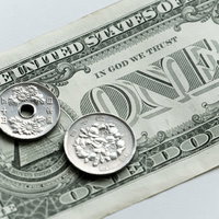 1ドル札と150円玉で見る円安とインフレの写真