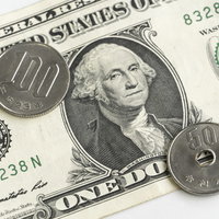 1ドル150円まったなしのドル紙幣とコインの写真