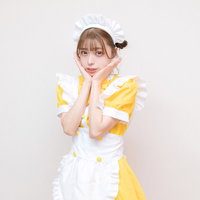黄色エプロンのメイドガール、両手を頬に添えたポーズの写真