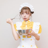 ぎこちない手付きでホイッパーを握るメイド姿の女性の写真