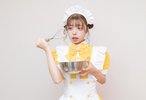 ぎこちない手付きでホイッパーを握るメイド姿の女性