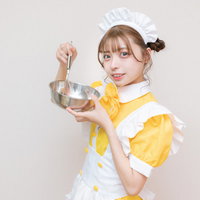 白いエプロンのメイド服でボールとホイッパーを使う女性の写真